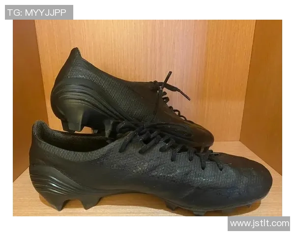 最贴脚设计的足球鞋让你与球场完美融合，感受每一步的精准操控与舒适体验